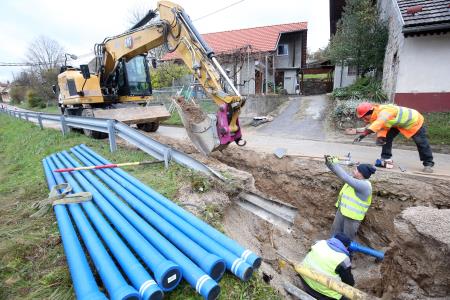 MENJAVA DOTRAJANIH VODOVODNIH CEVI IN ZAPORA CESTE IVANJE SELO 07 FOTO LJUBO VUKELIČ